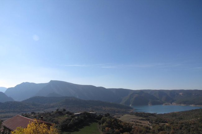 Vista del embalse de Canelles desde el núcleo de Corçà.