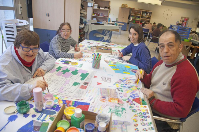Integrants del projecte ARTIS de l’Associació Alba, ahir, durant l’activitat.