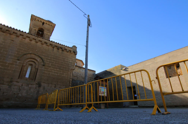 El acceso a la sala de exposición del monasterio de Sigena la semana pasada, cerrado con vallas.