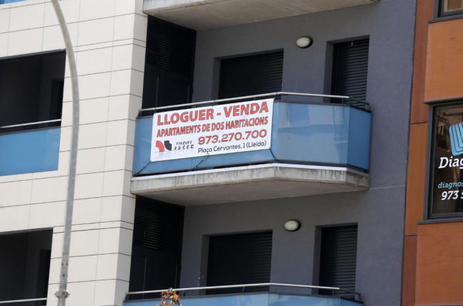 Una vivienda de dos habitaciones que se ofrece tanto para el alquiler como la venta en Lleida ciudad. 