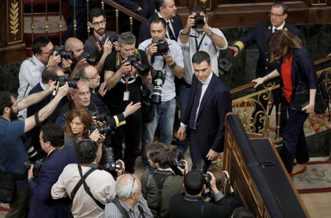 Sánchez, envoltat de fotògrafs després de guanyar la moció de censura.