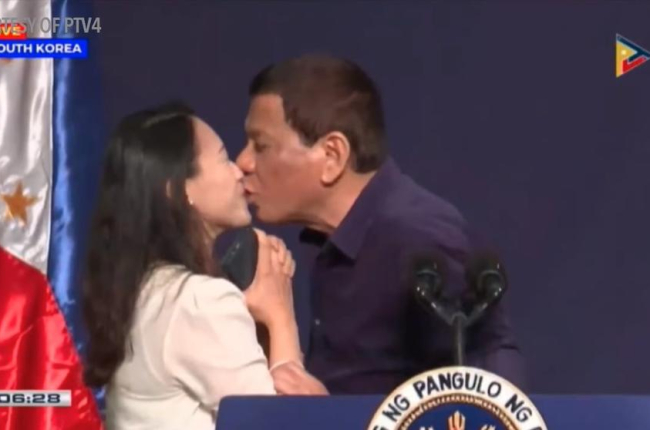 Imatge del moment del petó forçat de Duterte a una dona.