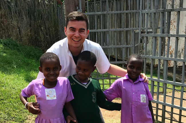 Genar Esteve, amb alguns dels nens que ha atès a l’hospital d’Uganda aquest últim mes.