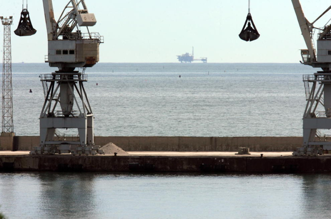 Vista al fons de la plantació de gas del projecte Castor, ubicada al delta de l’Ebre.