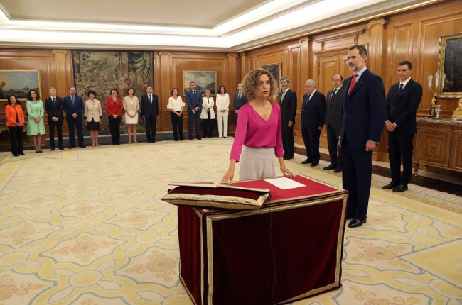 La ministra de Administraciones Territoriales, Meritxell Batet, promete su cargo ante el rey en el Palacio de la Zarzuela.