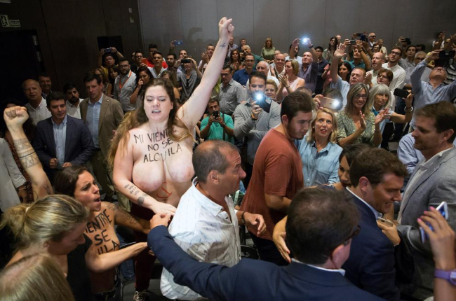 Protesta de Femen -  Dos activistas del movimiento Femen irrumpieron ayer en el acto que Ciudadanos organizó en Málaga y en el que participaba el número 1 del partido, Albert Rivera (en la parte derecha de la foto). Ambas mujeres se manifestaron ...