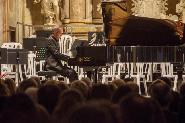 El pianista Santi Riu, germà de l’homenatjat, va obrir diumenge la vetllada amb tres peces de Bach.