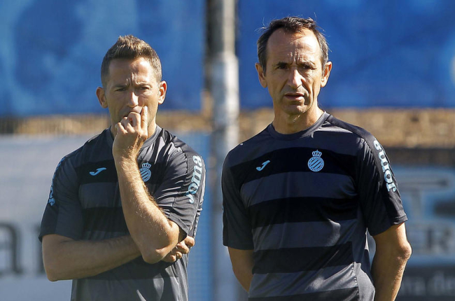 Juan Carlos Oliva, en un entrenament amb l’Espanyol al costat de l’exblau Raúl Tamudo.