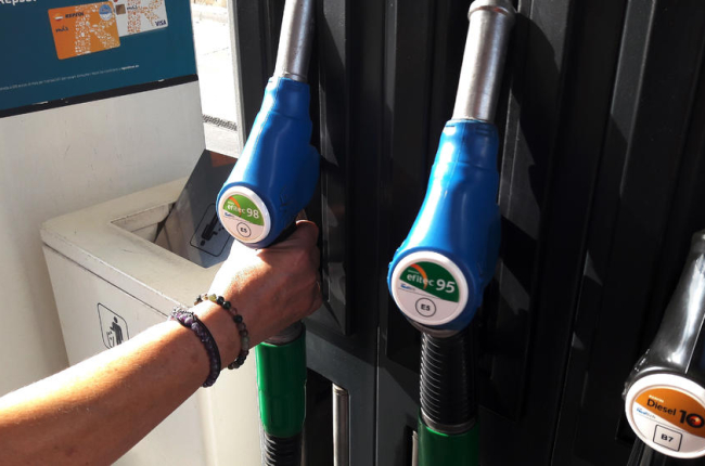 Surtidores de gasolina en Lleida con las nuevas etiquetas.