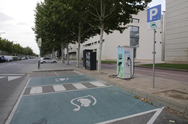 Imagen del punto de carga de vehículos eléctricos de Jaume II, en Lleida ciudad.
