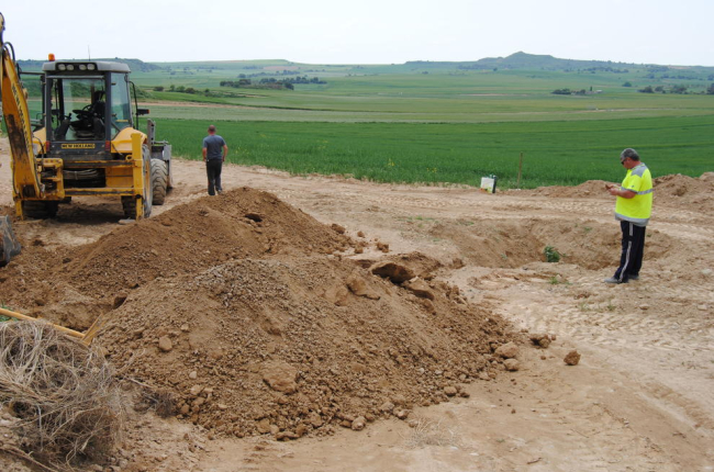 Operarios trabajando la semana pasada en la conexión de una de las tuberías del último sector.