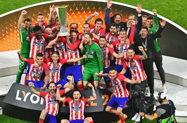 Els jugadors de l’Atlètic de Madrid celebren el títol conquerit ahir a Lió.