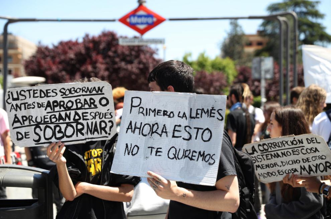 Estudiantes en la marcha de ayer contra Cifuentes en Madrid.