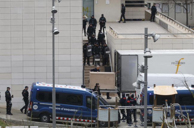 Mossos d’Esquadra i Guàrdia Civil custodien el trasllat a Sixena de les obres d’art del Museu de Lleida.