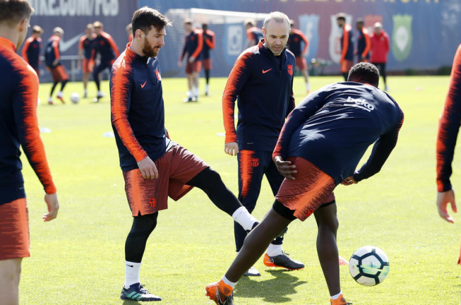 Messi e Iniesta durante el entrenamiento de ayer en la Ciutat Esportiva Joan Gamper.
