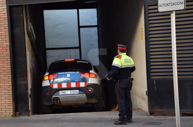 Un vehicle dels Mossos porta el detingut a les dependències dels jutjats de la Seu d'Urgell.