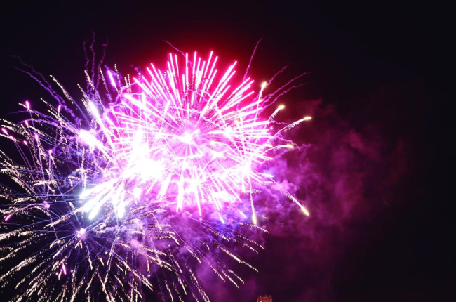 El castell de focs artificials des del marge esquerre del Segre, a càrrec de la pirotècnica castellonenca Peñarroja, va posar ahir a la nit el colofó a les Festes de la Tardor de Lleida.