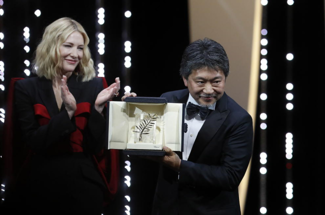 L’actriu Cate Blanchett i el realitzador japonès Hirokazu Koreeda al recollir la Palma d’Or.