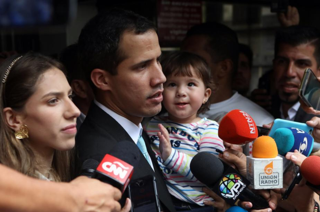 L’autoproclamat Juan Guaidó, acompanyat de la seua esposa, Fabiana Rosales, i la seua filla Miranda.