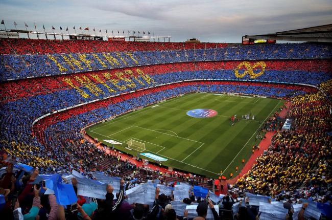 El Camp Nou va retre un homenatge a Andrés amb un espectacular mosaic que deia “Infinit Iniesta”.