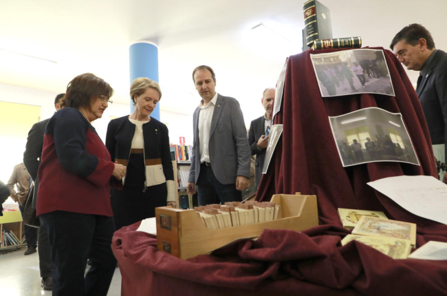 Vilallonga va visitar amb l’alcalde i la bibliotecària una mostra de material antic de l’equipament.