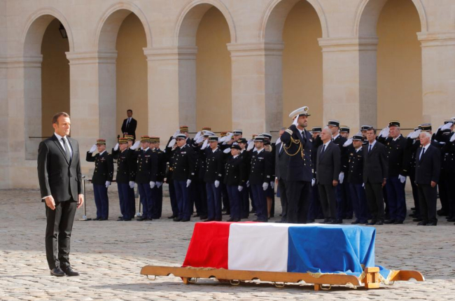 El presidente Emmanuel Macron junto al féretro de Jacques Chirac durante la ceremonia de ayer.