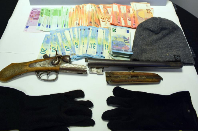 Imatge dels diners robats i l’escopeta, passamuntanyes i guants que portava l’atracador.
