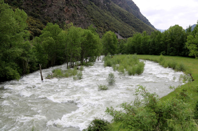 El río Noguera Pallaresa a su paso por La Guingueta d’Àneu.