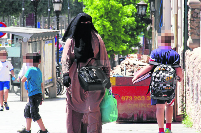Una mujer, con vestimenta integral paseando por la avenida Blondel de Lleida