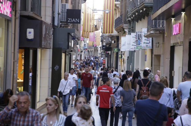 Ciutadans passejant i comprant ahir pel carrer Major.