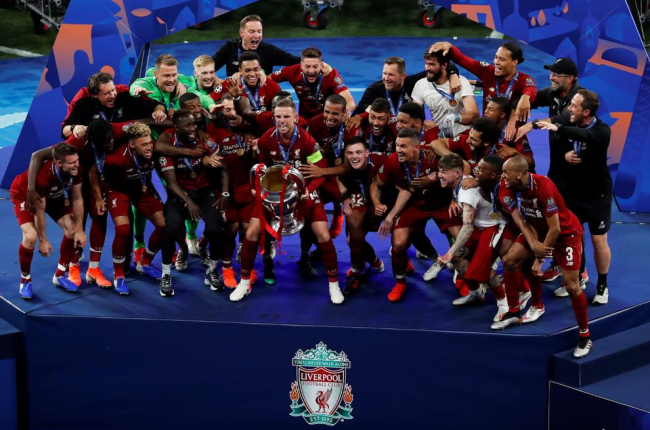 La plantilla del Liverpool, en el moment d’aixecar la sisena Champions, després de vèncer el Tottenham ahir al Wanda Metropolitano.