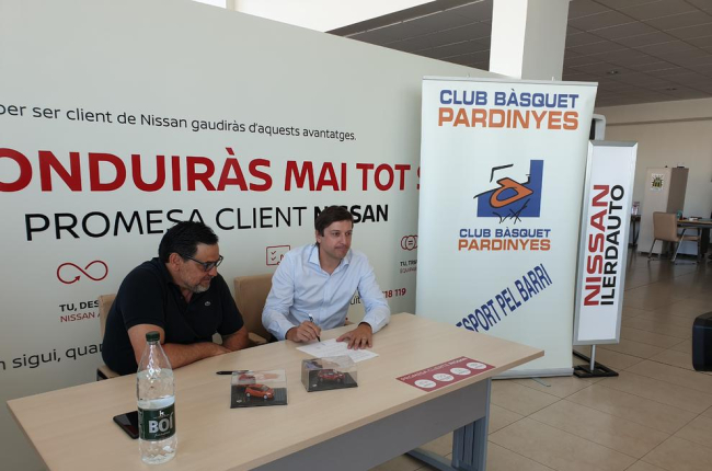 Jordi Mauri i Carlos Costa durant la firma del conveni entre CB Pardinyes i Ilerdauto Nissan.