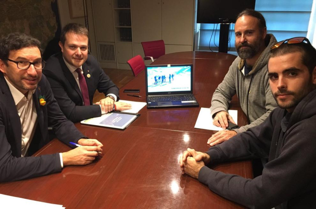Gerard Figueras, segundo por la izquierda, ayer durante una de las reuniones con entidades leridanas.