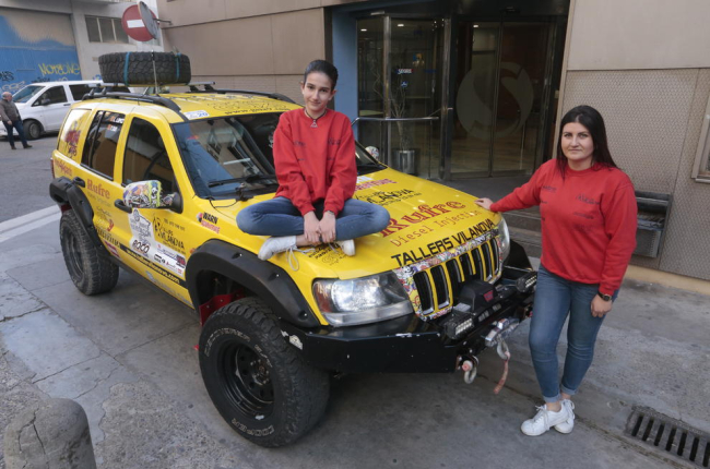 Lydia López i la seua filla Ylenia Tan, amb el cotxe amb què competiran a partir de dissabte en una nova edició de l’Spring Maroc Challenge.