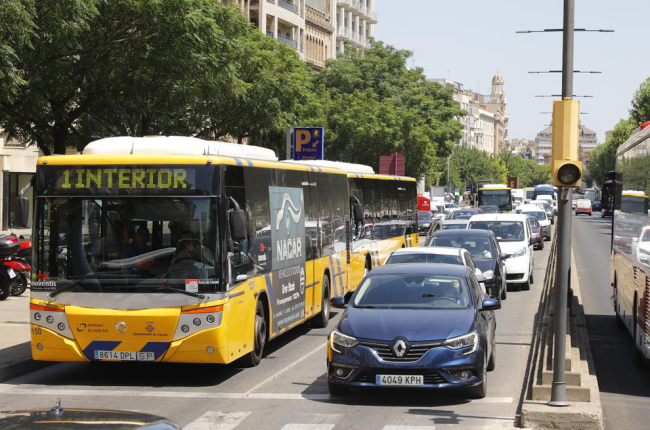 Vehículos retenidos ayer en avenida Madrid por el incidente.