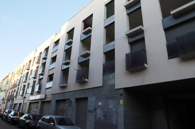 Un bloque de pisos tapiados en Sant Martí, cuyo interior ha sido desvalijado. Divarian es titular de al menos una parte de ellos.