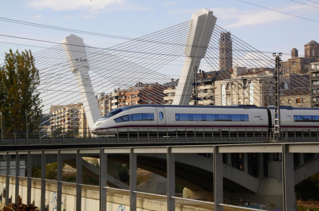 Un tren AVE saliendo de Lleida, a la altura del puente de Príncep de Viana.