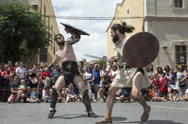 Un gladiador lluita contra un esclau a la plaça de l’Ajuntament.