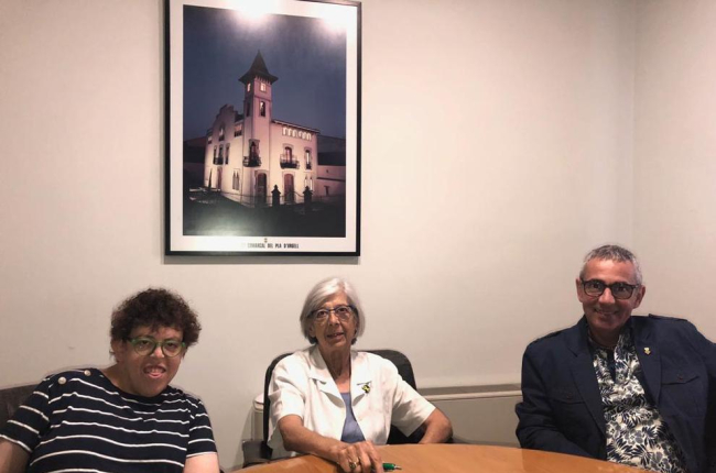 Panadés es va reunir amb Angelina Roure i usuaris d’Acudam.