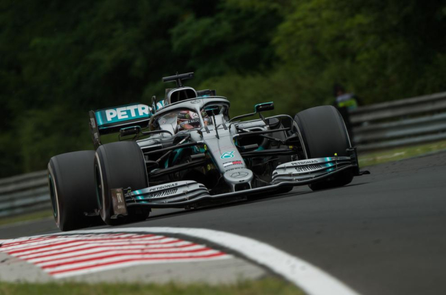 Lewis Hamilton durante la sesión matinal del Gran Premio de Hungría, donde marcó el mejor crono.