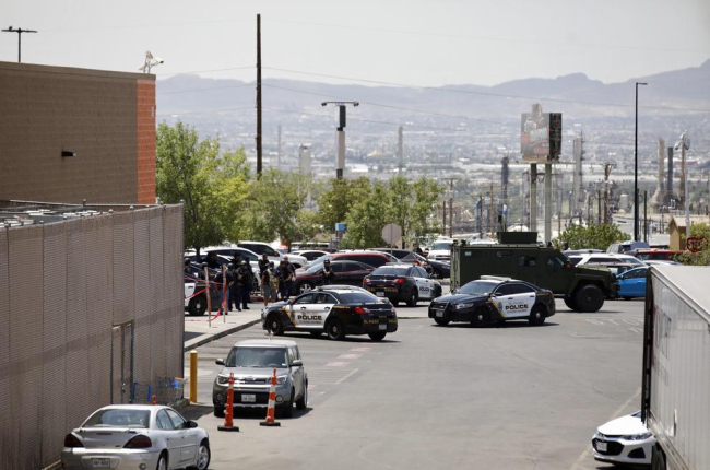 Una vintena de persones van perdre ahir la vida en un tiroteig en un centre comercial d’El Paso.