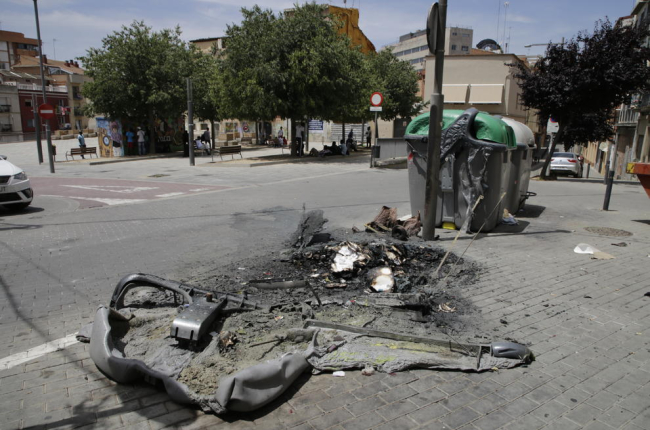 Foto de archivo de un contenedor quemado en la plaza del Dipòsit. 