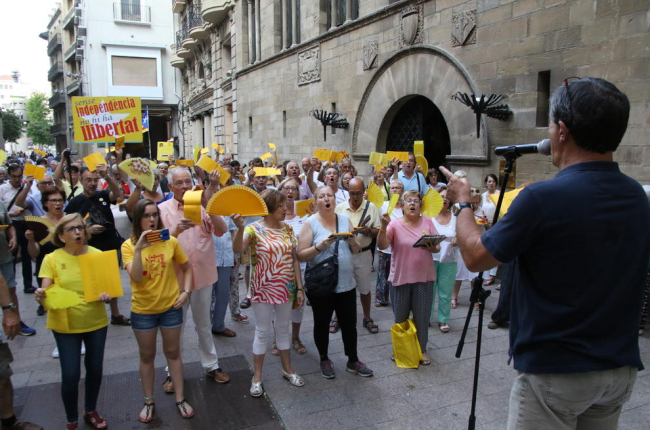 Els cantaires van mostrar objectes grocs per mostrar la condemna a la retirada del llaç groc de la Paeria per part de Groc&Lloc.