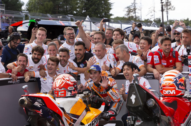 Marc Màrquez celebra amb l’equip la sisena victòria de la temporada, que l’atansa a un nou títol de campió de MotoGP.