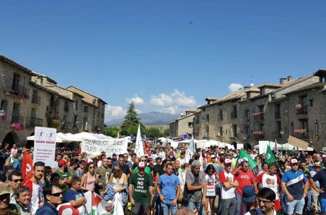 La protesta contra la presència de l'ós al Pirineu que ha tingut lloc aquest dijous a Aínsa.