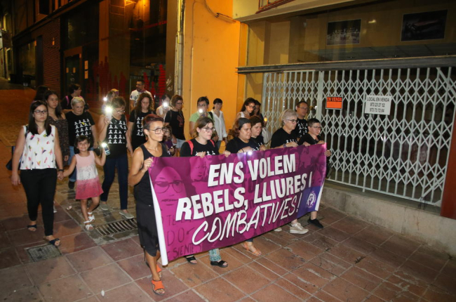 Nueva concentración ayer por la noche de Marea Lila por el centro de Lleida. 