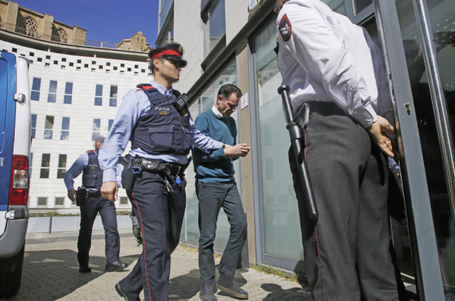José Antonio Ortiz Cambray, esposado, ayer antes de la comparecencia en la oficina de atención de la víctima en el Canyeret.