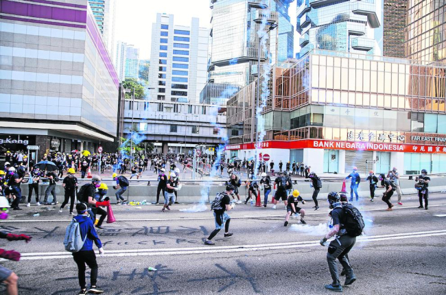 Barricadas, calles cortadas y represión marcan la huelga en Hong Kong