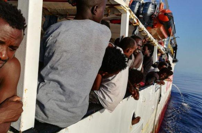 Migrantes a bordo del barco del Open Arms, en el Mediterráneo.
