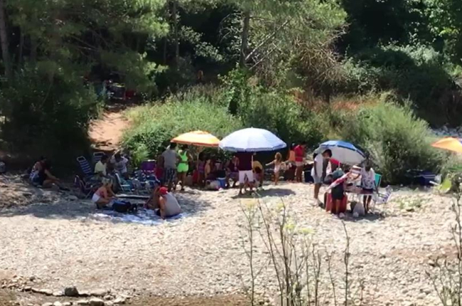 Bañistas en el entorno del pantano de Sant Ponç este mes.